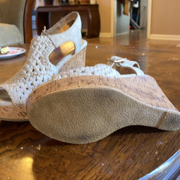 Cream color wedges - Picture 6 of 8